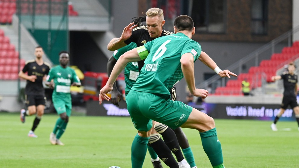 Na snímke vľavo kapitán Trnavy Roman Procházka a kapitán Audy Bozo Mikulič.