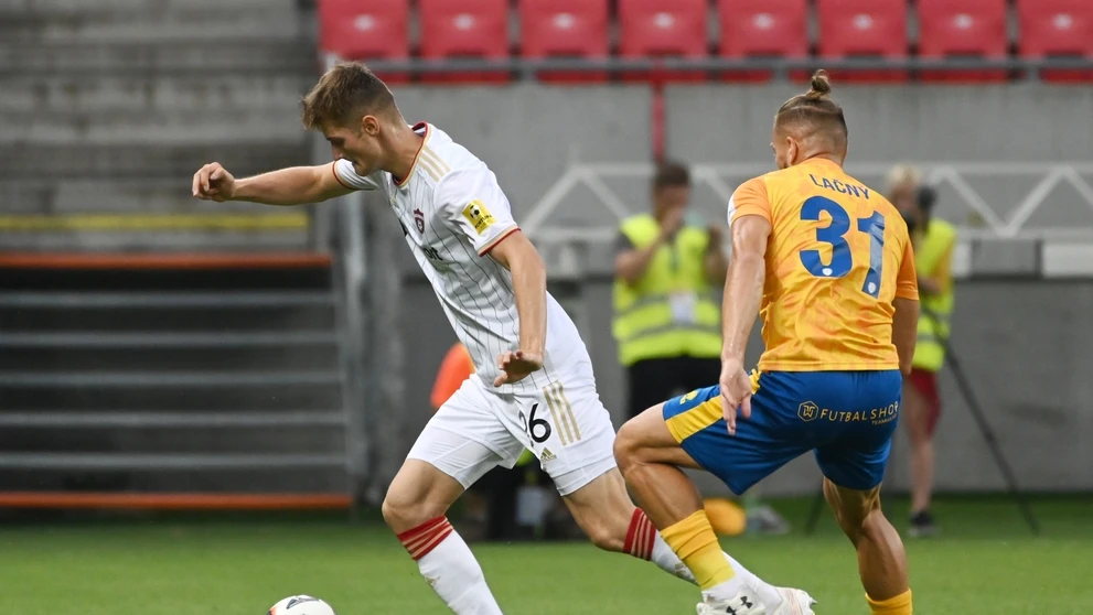 Na snímke vľavo hráč Trnavy Sebastián Kóša a hráč Pohronia Miloš Lačný.