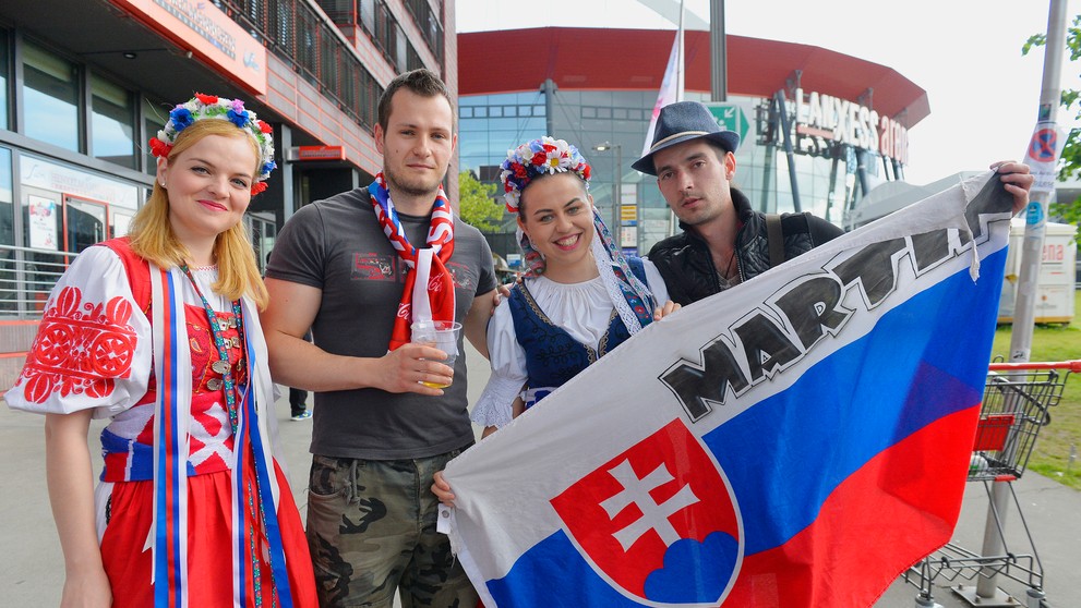 Na snímke slovenskí fanúšikovia pred začiatkom zápasu Slovensko - USA na MS v ľadovom hokeji.