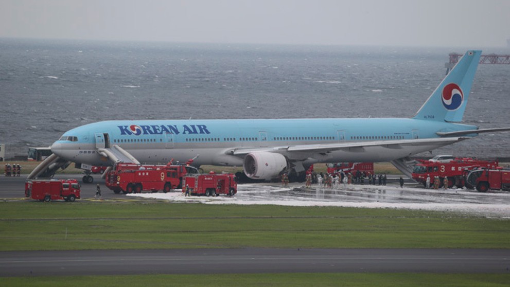 Lietadlo spoločnosti Korean Air začalo horieť.