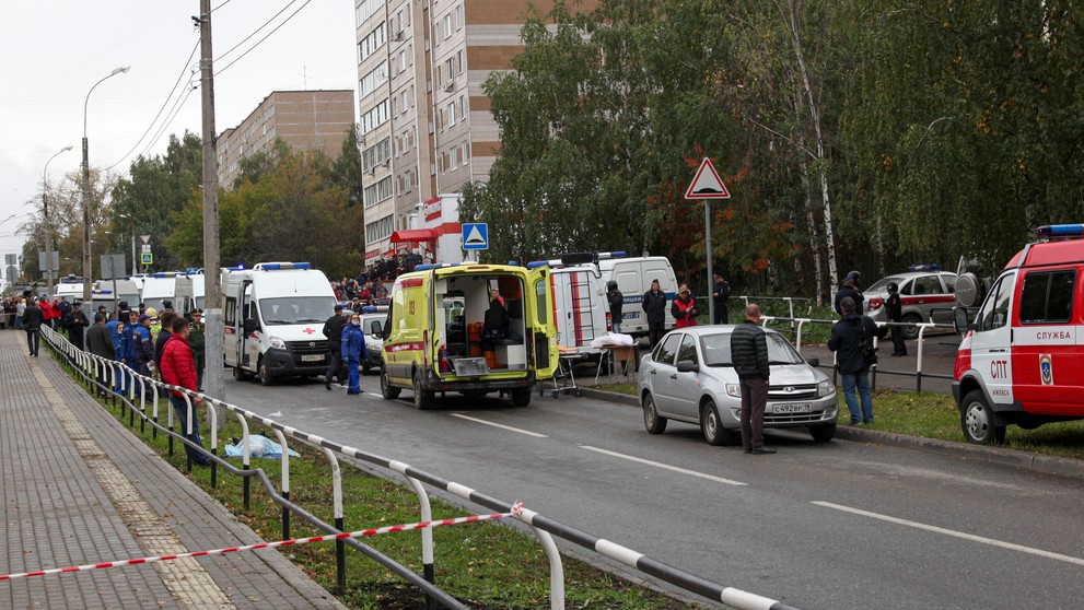 Polícia a zdravotníci na mieste streľby v škole v ruskom Iževsku