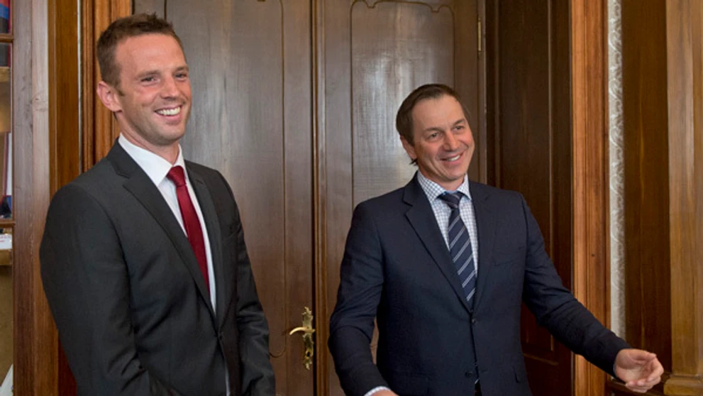 Bývalí reprezentanti Peter Bondra a Richard Lintner pred prijatím u prezidenta Andreja Kisku.