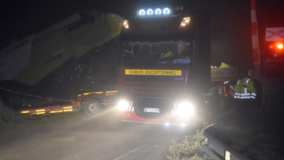 Na snímke situácia na priecestí, kde zostal zničený poľský kamión s návesom, ktorý viezol kombajn. 