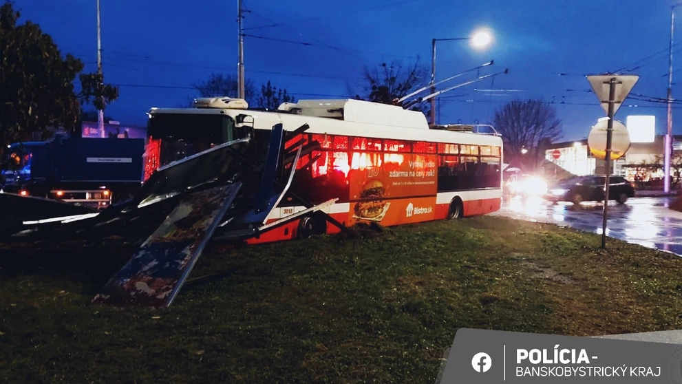 Pri nehode trolejbusu v Banskej Bystrici sa zranilo sedem ľudí