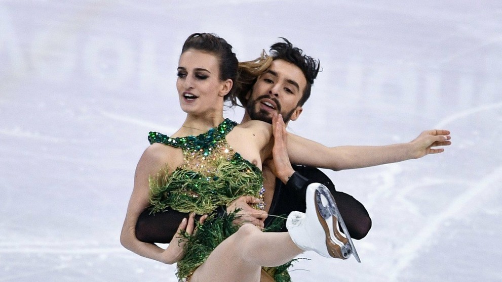 Francúzskej krasokorčuliarke vykukol počas jazdy prsník.