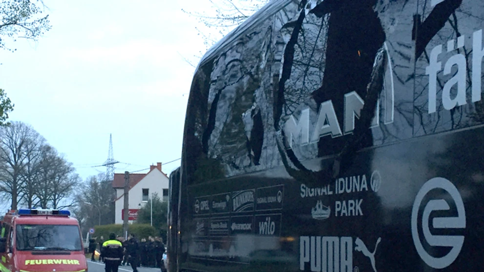 Rozbité okno po výbuchu bomby v klubovom autobuse Borussie Dortmund.