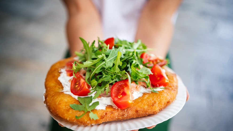 Langoš s kečupom a syrom. 