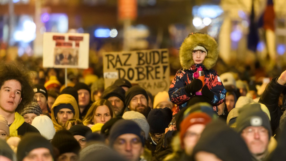 Protestujúci s transparentmi v Bratislave