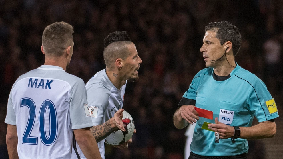 Škót Matt Phillips (vľavo) v boji o loptu s Petrom Pekaríkom v kvalifikácii MS 2018. 