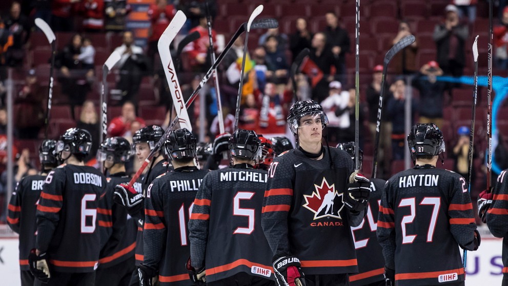 Zľava Fíni Eeli Tolvanen a Kaapo Kakko oslavujú gól vo štvrťfinále MS do 20 rokov proti Kanade.