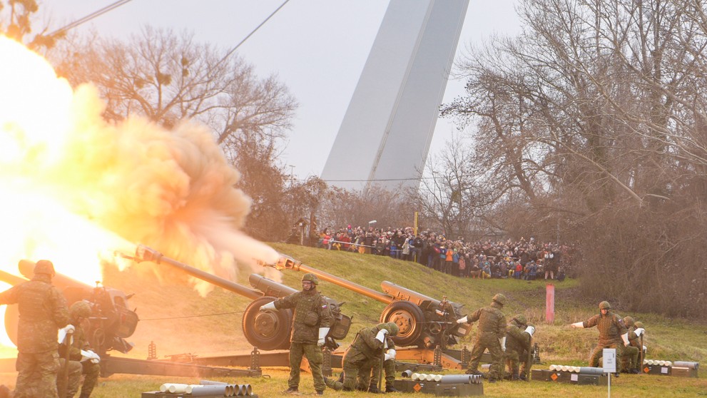 Húfnice, z ktorých vypálili 20 delostreleckých sálv pri príležitosti 30. výročia vzniku Slovenskej republiky na nábreží Dunaja v Bratislave.