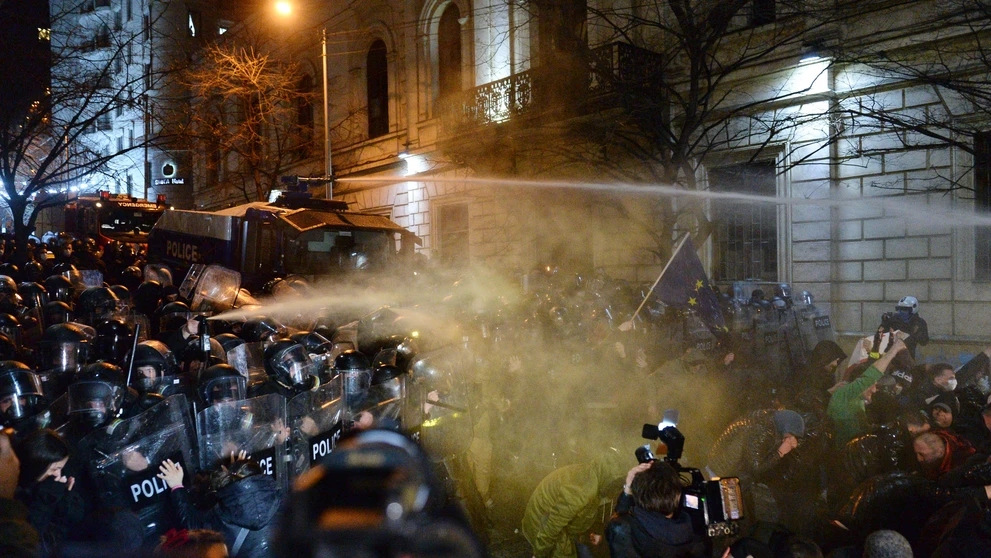 Policajti používajú vodné delá a slzotvorný plyn na demonštrantov, ktorí protestujú pred budovou parlamentu v Tbilisi.