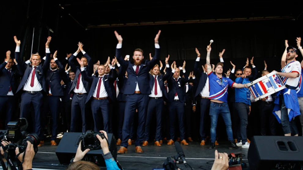 Islandskí futbalisti po príchode z majstrovstiev Európy.