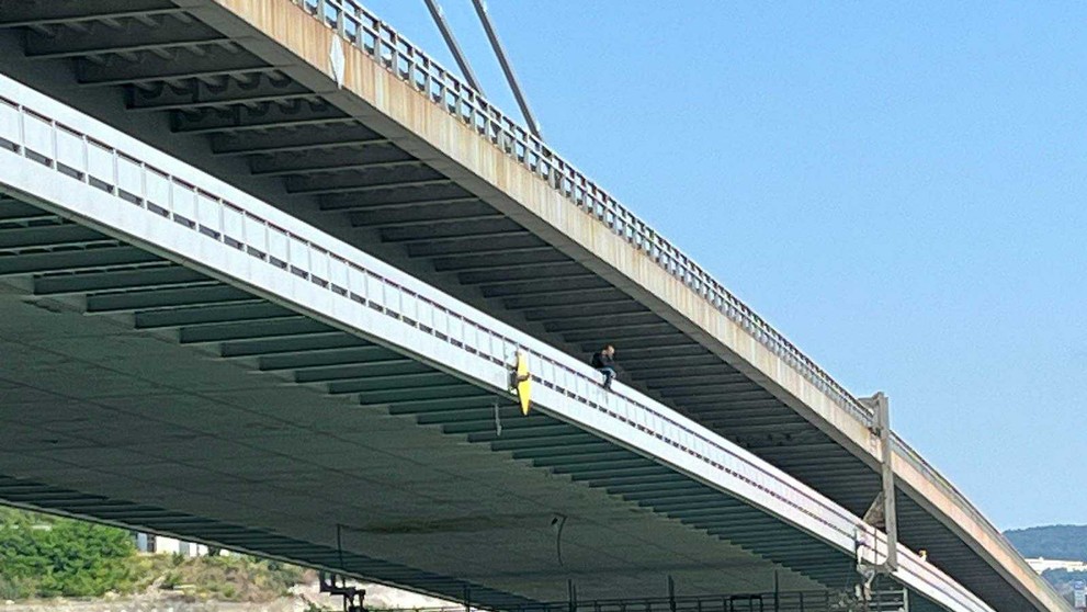 Muž na zábradlí Mosta SNP