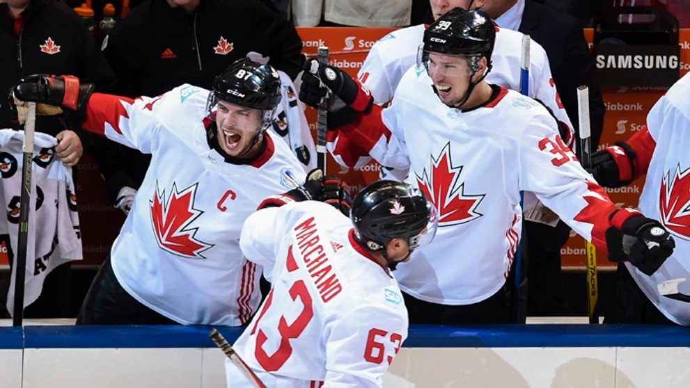 Brad Marchand oslavuje víťazný gól na striedačke s kapitánom Sidney Crosbym (87) a Loganom Coutureom. 