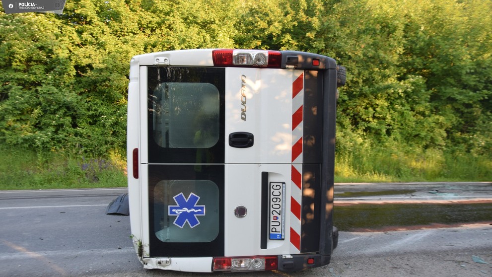 Prevrátená sanitka zablokovala cestu.