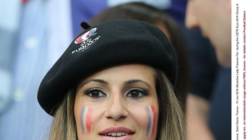 Aj ženy majú rady futbal. Na tieto fanúšičky sa veru dobre pozerá
