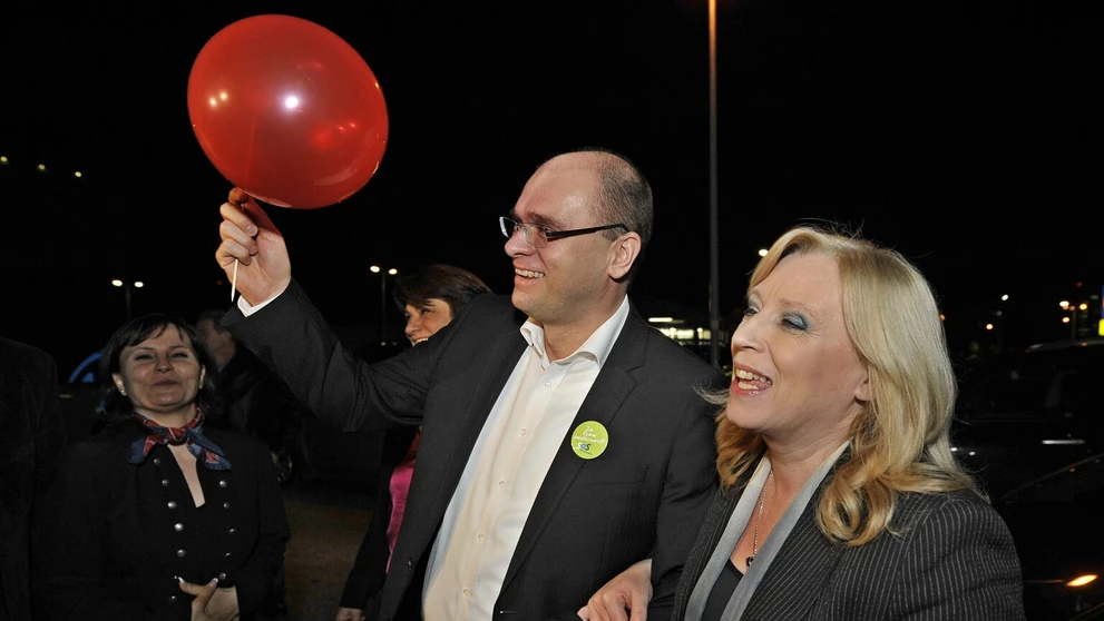 Vtedajšia predsedníčka vlády Iveta Radičová obdarovala lídra SaS Richarda Sulíka červeným balónikom 