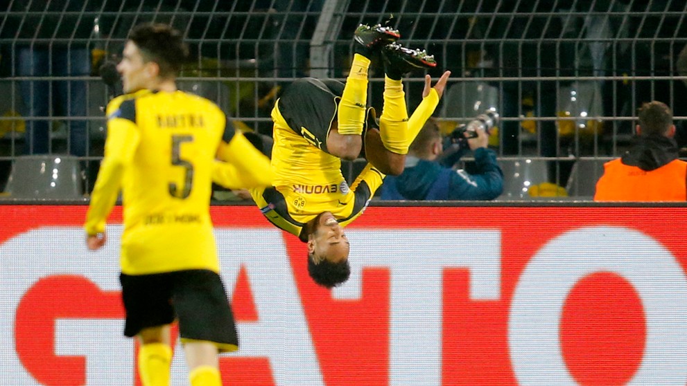 Pierre-Emerick Aubameyang z Dortmundu oslavuje hetrik v odvete osemfinále LM proti Benfice.