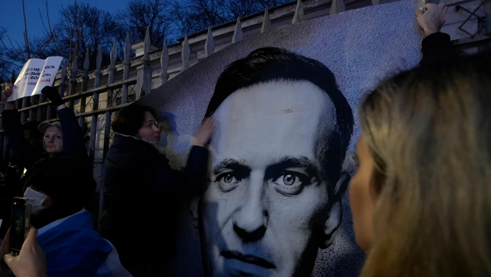 Ľudia sa zhromaždili pred ruským veľvyslanectvom vo Varšave na protest proti úmrtiu ruského opozičného lídra Alexeja Navaľného.