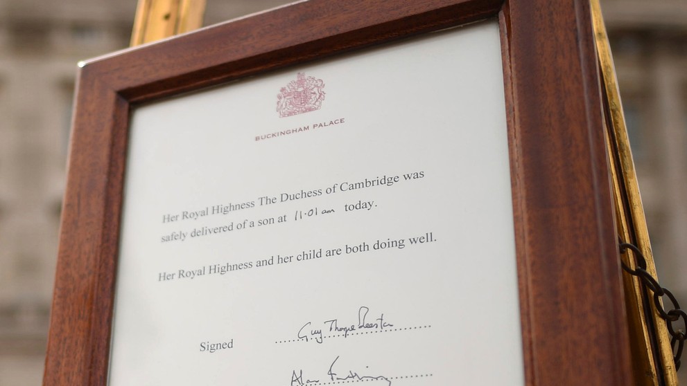 Oficiálny list, v ktorom potvrdili správu o narodení kráľovského dieťaťa, vystavili pred Buckinghamský palác na ornamentálny zla