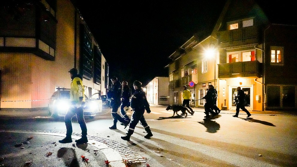 Nórska polícia na mieste činu v Kongsbergu.