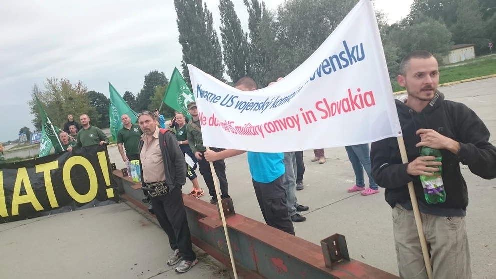 Nesúhlas s konvojom prišli na slovensko-české hranice vyjadriť aj prívrženci Ľudovej strany Naše Slovensko.