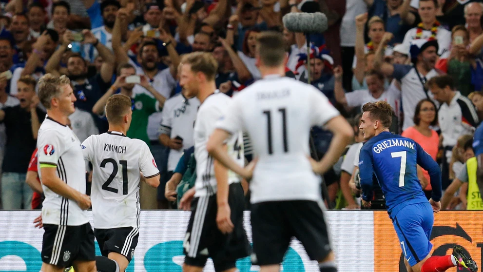 Hráč Francúzska Antoine Griezmann oslavuje svoj gól z pokutového kopu v zápase semifinále ME vo futbale Nemecko - Francúzsko.