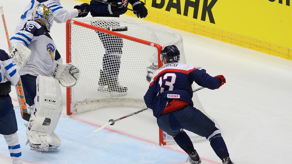 Vpravo slovenský hokejista Tomáš Jurčo a fínsky brankár Jusse Saros