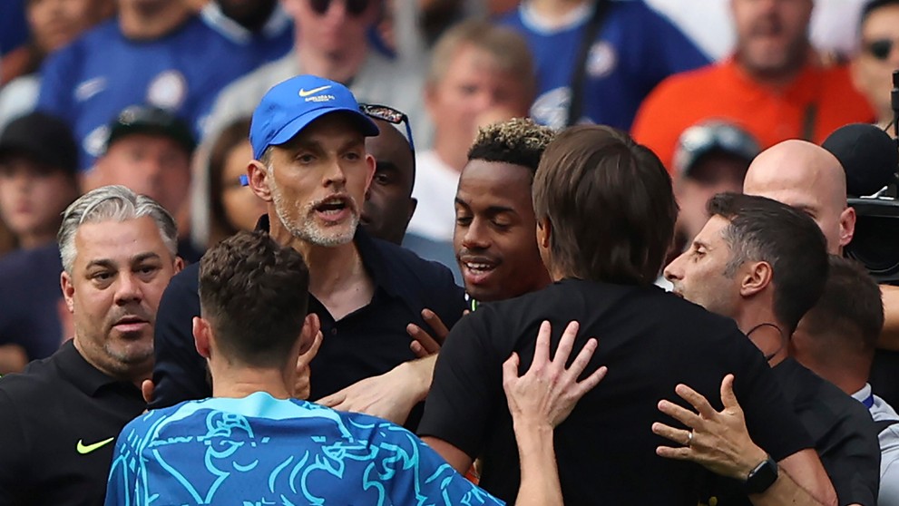 Kouč Chelsea Thomas Tuchel v šarvátke s náprotivkom z Tottenhamu Antoniom Contem.