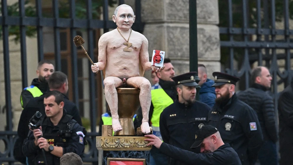 Karikatúra Vladimira Putina na Hradčanskom námestí v Prahe.