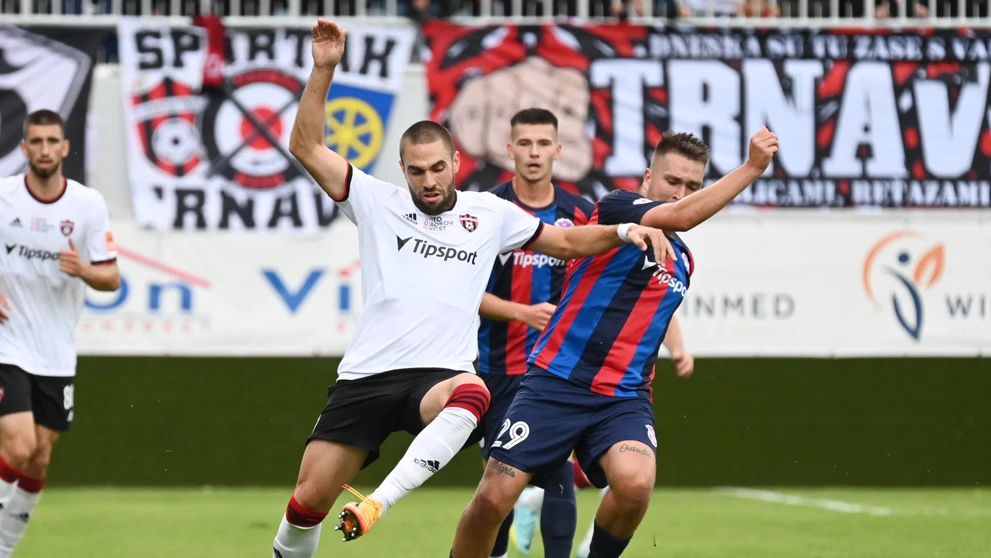 Vľavo hráč Trnavy Filip Bainovič a hráč ViOnu Adam Brenkus počas zápasu 2. kola Niké ligy.