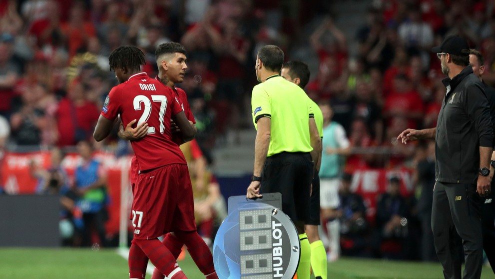 Kapitán Liverpoolu Jordan Henderson dvíha nad hlavu trofej pre víťaza LM po triumfe nad Tottenhamom.