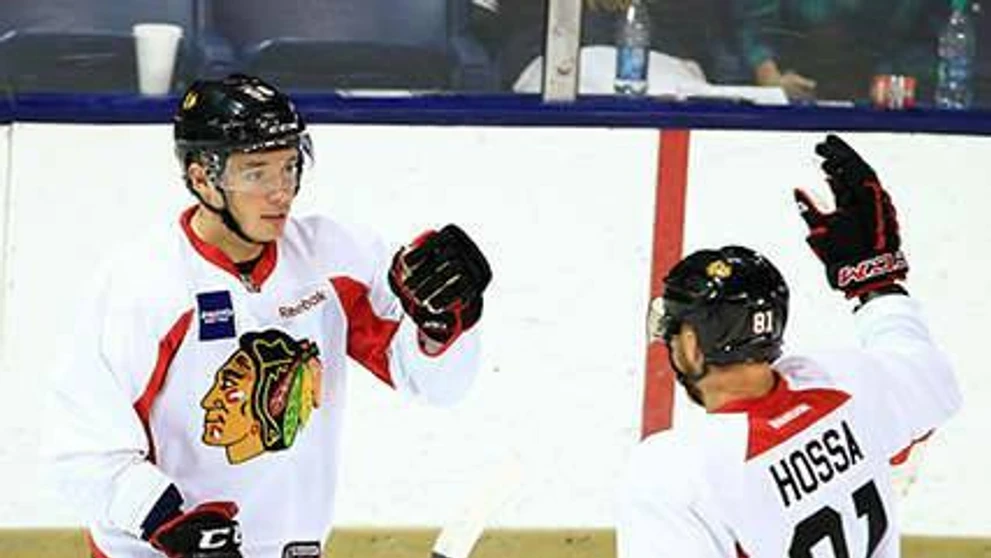 Radosť po góle Marka Daňa Mariána Hossu v kempe Chicago Blackhawks.