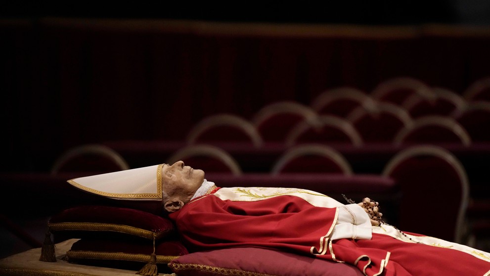 V Chráme svätého Petra vo Vatikáne vystavili k verejnej úcte rakvu s telom zosnulého emeritného pápeža Benedikta XVI.