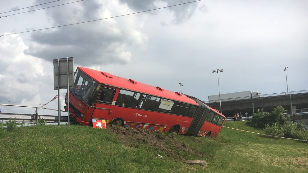 Nehoda autobusu v Bratislave.