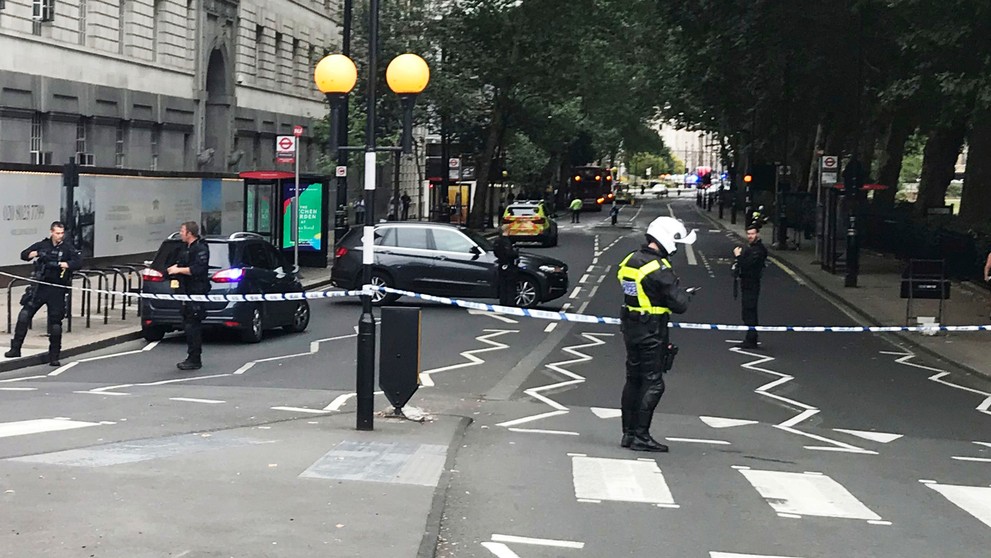 Polícia hliadkuje neďaleko britského parlamentu..jpg