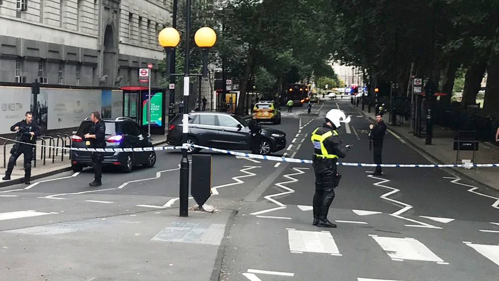 Polícia hliadkuje neďaleko britského parlamentu..jpg