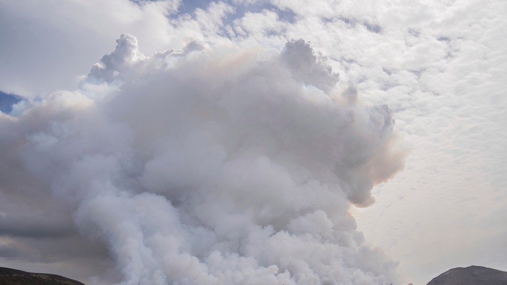 Na snímke oblak dymu sa valí pri erupcii sopky v Grindavíku na Islande.