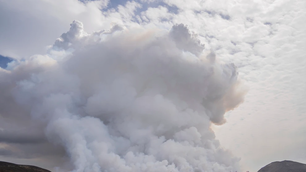 Na snímke oblak dymu sa valí pri erupcii sopky v Grindavíku na Islande.