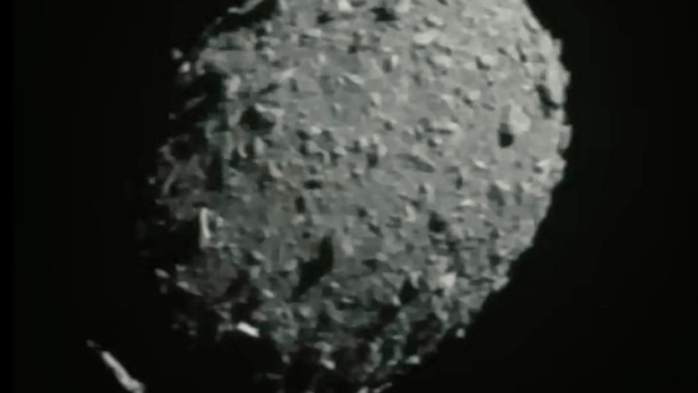 Sonda NASA sa v rámci testovacej misie úspešne zrazila s asteroidom.