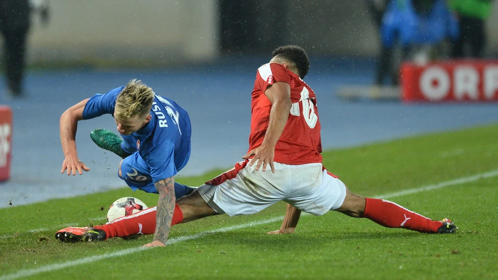 V drsnom zábere debutant v seniorskej výbere SR Albert Rusnák (vľavo) proti Rakúšanovi Karimovi Onisiwovi počas prípravy.