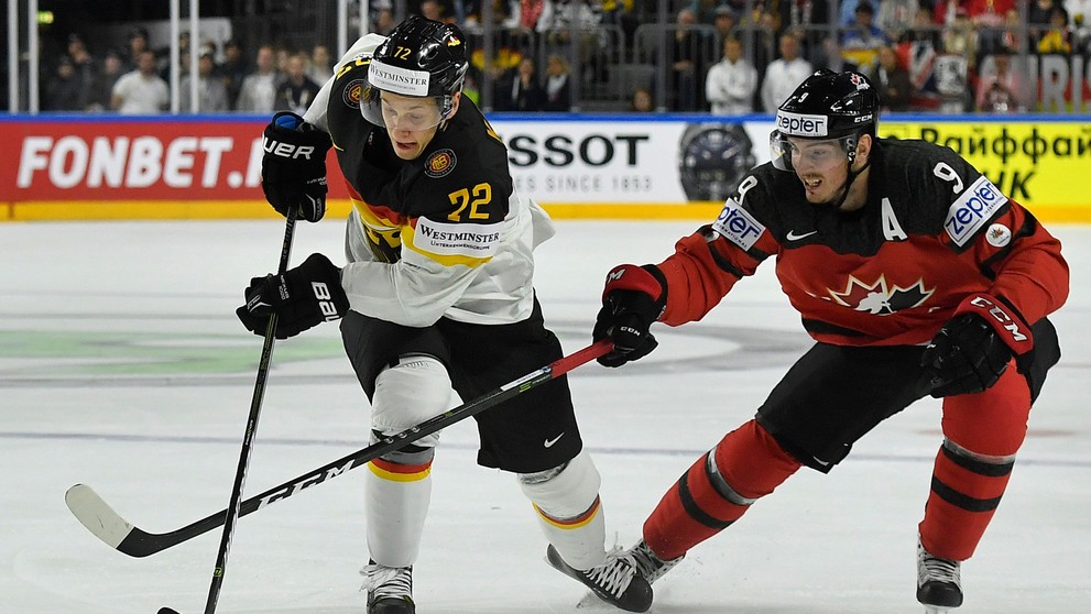 Kanaďan Matt Duchene (vpravo) atakuje Nemca Dominika Kahuna vo štvrťfinále MS 2017.