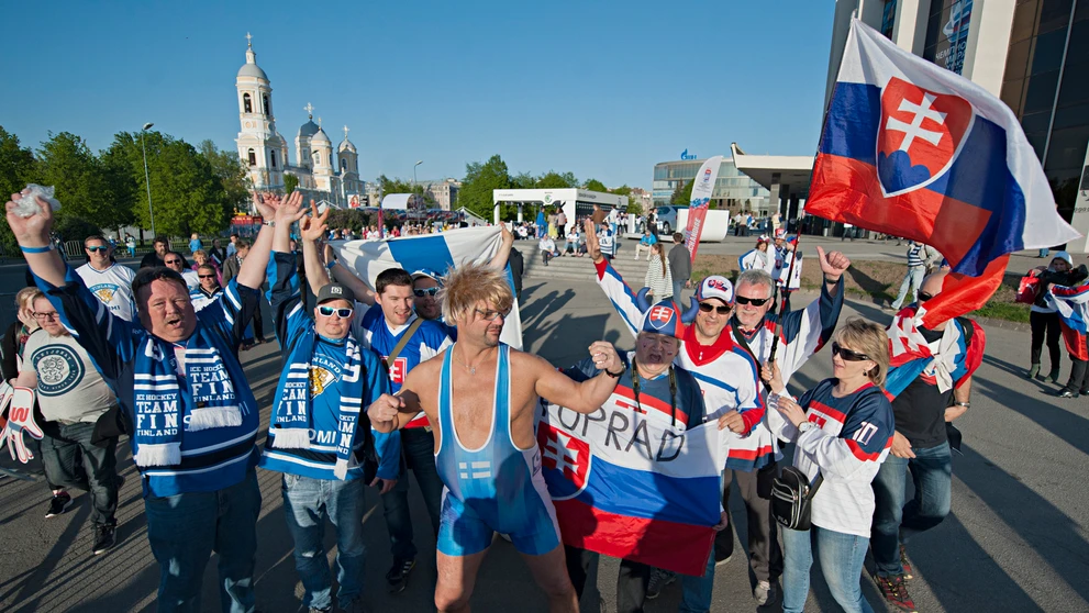 Slovenskí a fínski fanúšikovia pred vzájomným zápasom B-skupiny na MS 2016 v Rusku.