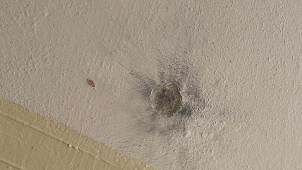 Miesto, kde policajt usmrtil strelca z Dúbravky, lemujú diery po projektiloch