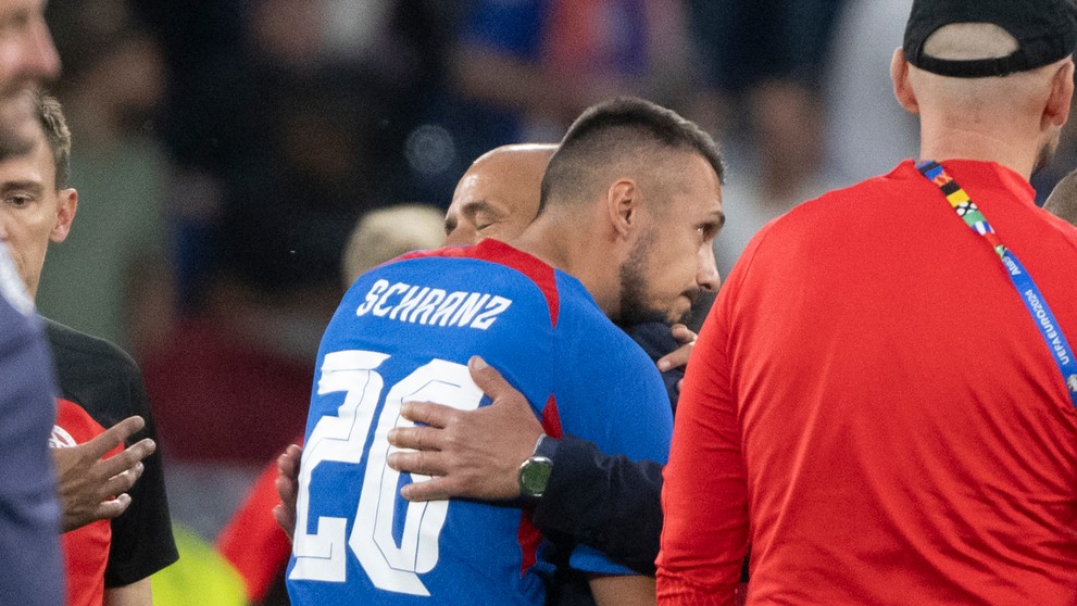 Ivan Schranz a tréner slovenskej reprezentácie Francesco Calzona sa objímajú po osemfinále ME 2024 proti Anglicku.