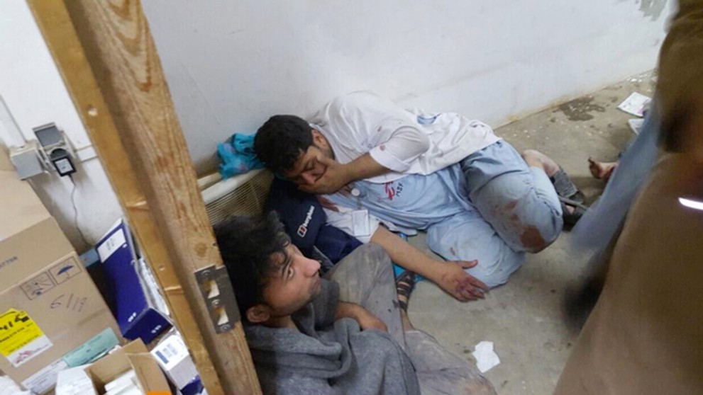 Zranení zdravotníci zdravotného strediska organizácie Lekári bez hraníc po explózii v blízkosti ich nemocnice Kundúze.