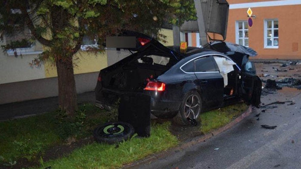 Vodič na Audi vrazil do auta, v ktorom sa viezla rodina.