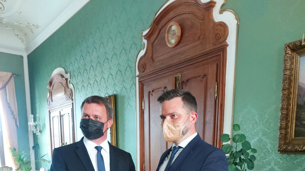 Riaditeľ protokolu kancelárie prezidentky Roman Roth a hovorca hlavy štátu Martin Strižinec.
