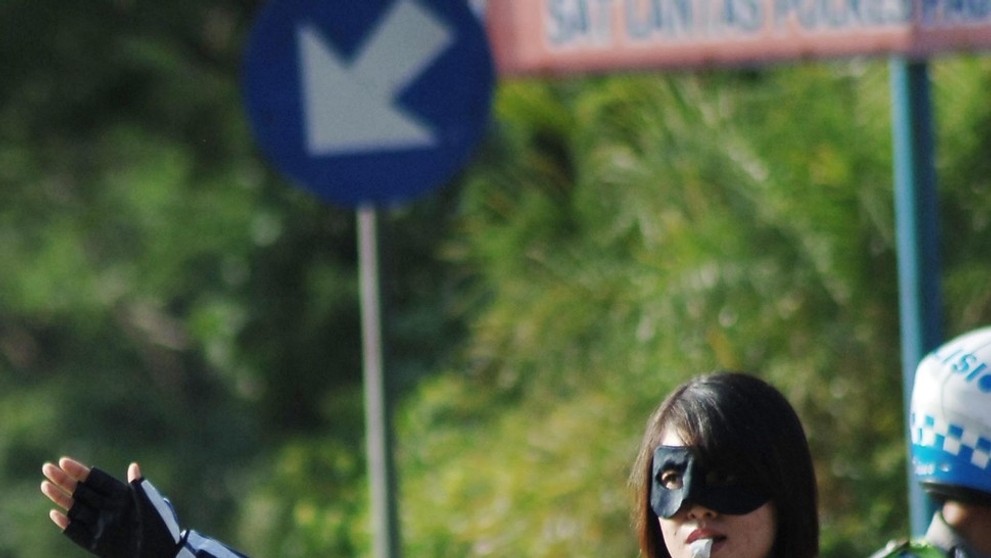 Policajtka Catwoman v Indonézii